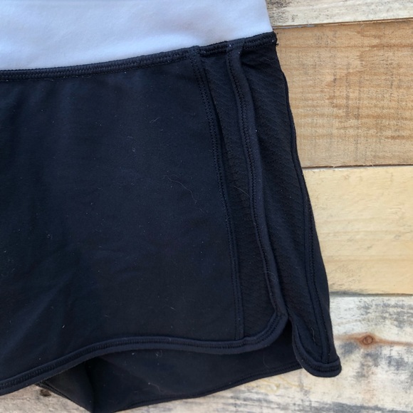 Lululemon || Shorts Size 4 - Picture 3 of 5
